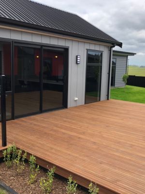 ABODO Vulcan Terrassendielen verlegt am Haus