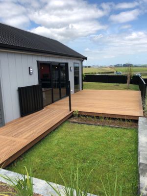 ABODO Vulcan Terrassendielen verlegt im Garten