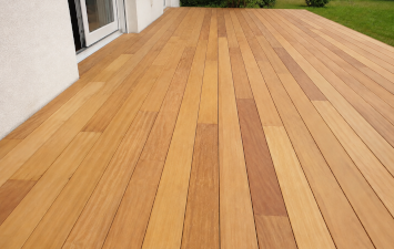 Guariuba Terrassendielen verlegt auf einer geschützten Terrasse