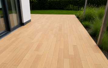 Guariuba Terrassendielen verlegt auf einem Balkon