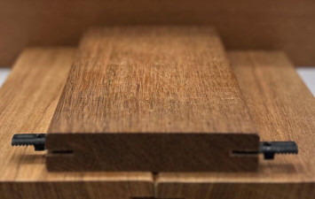 seitliche Nut für verdeckte Befestigung
             loading=