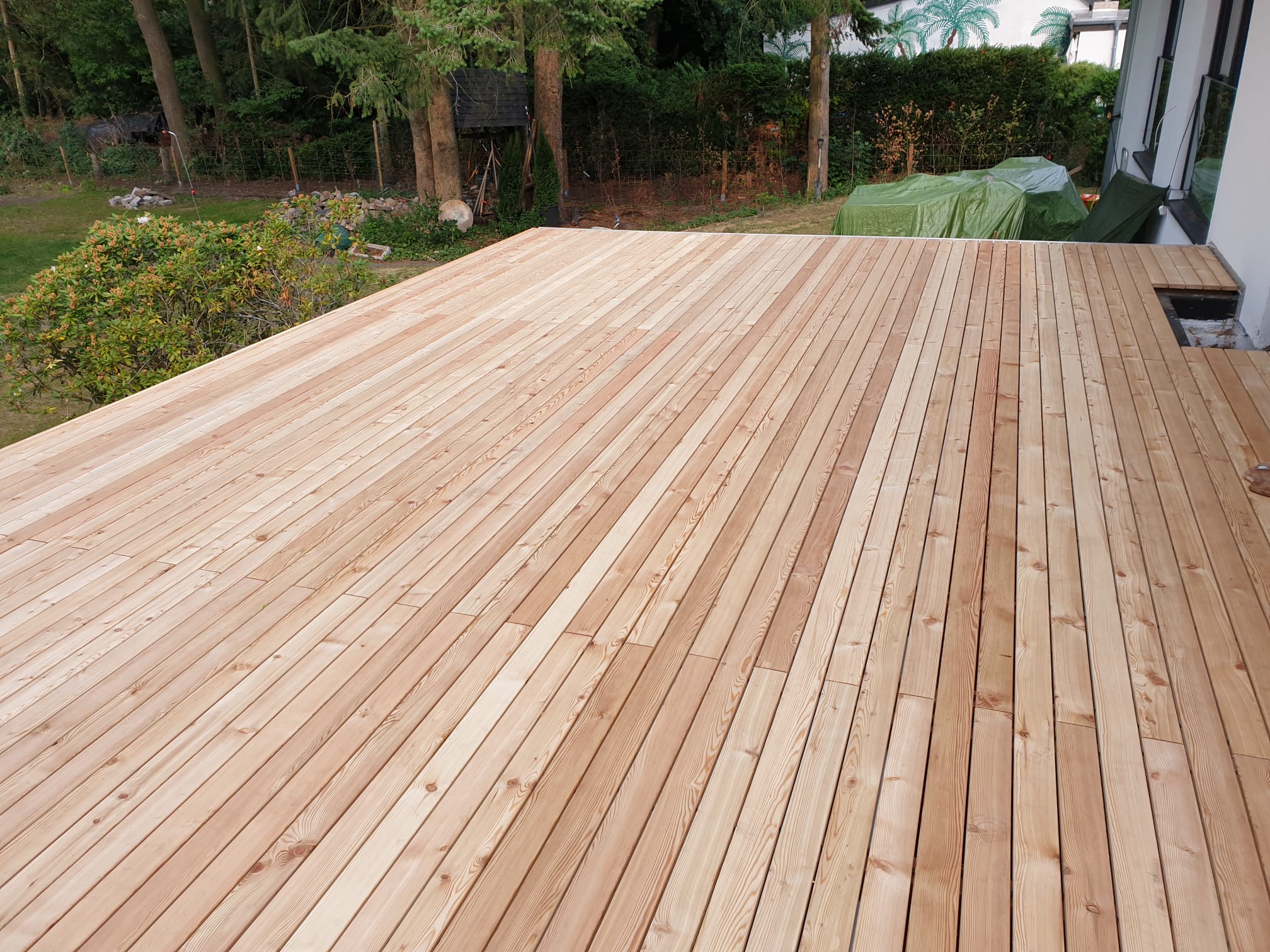 Sibirische Lärche Terrassendielen verlegt am Haus
