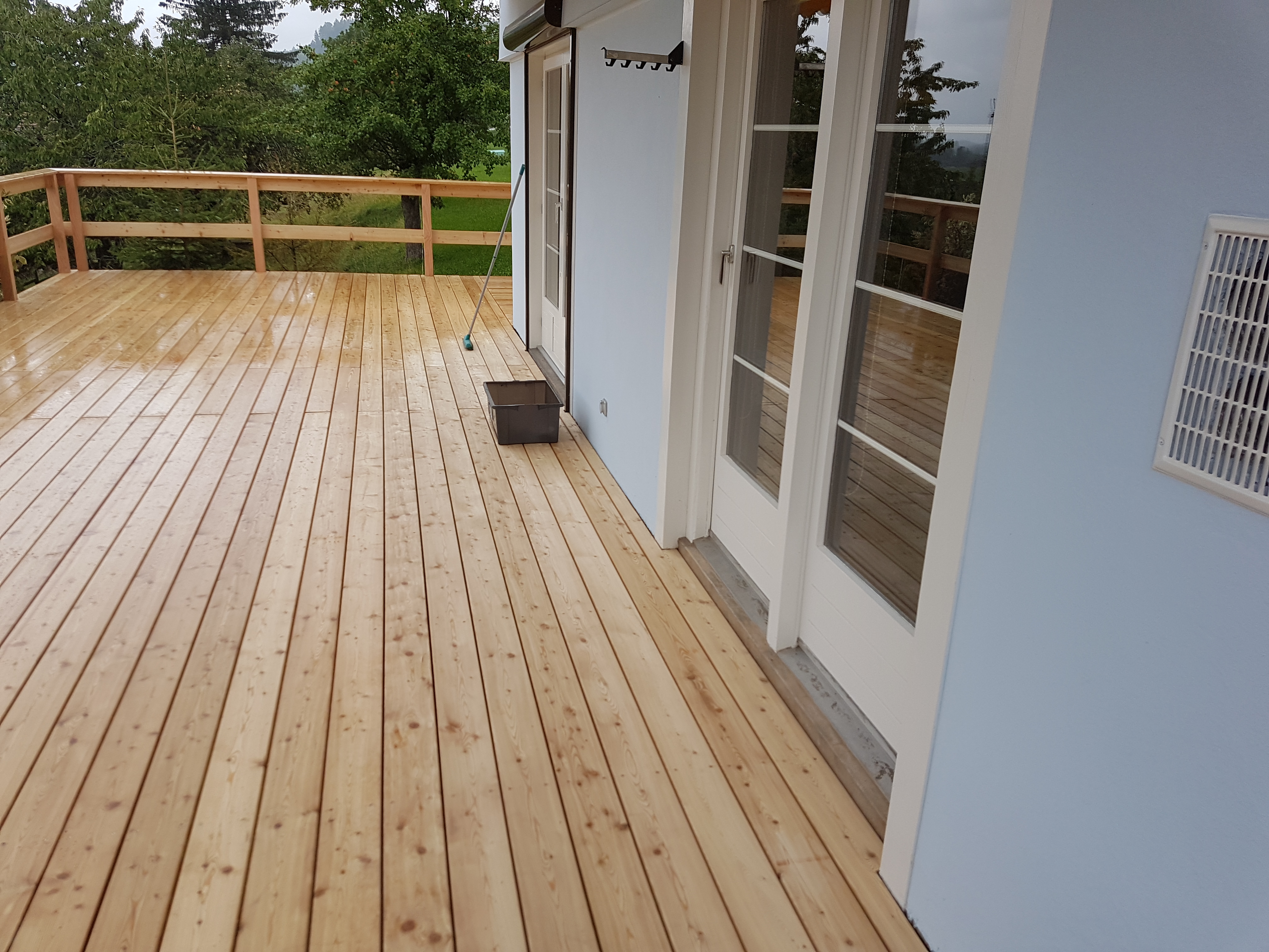 Sibirische Lärche Terrassendielen verlegt im Garten