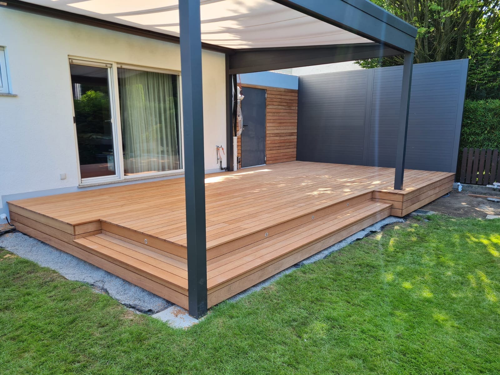 Tamarindo Terrasse und Wandverkleidung in Bonladen