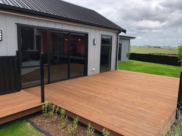 ABODO Imbue Terrassendielen verlegt im Garten