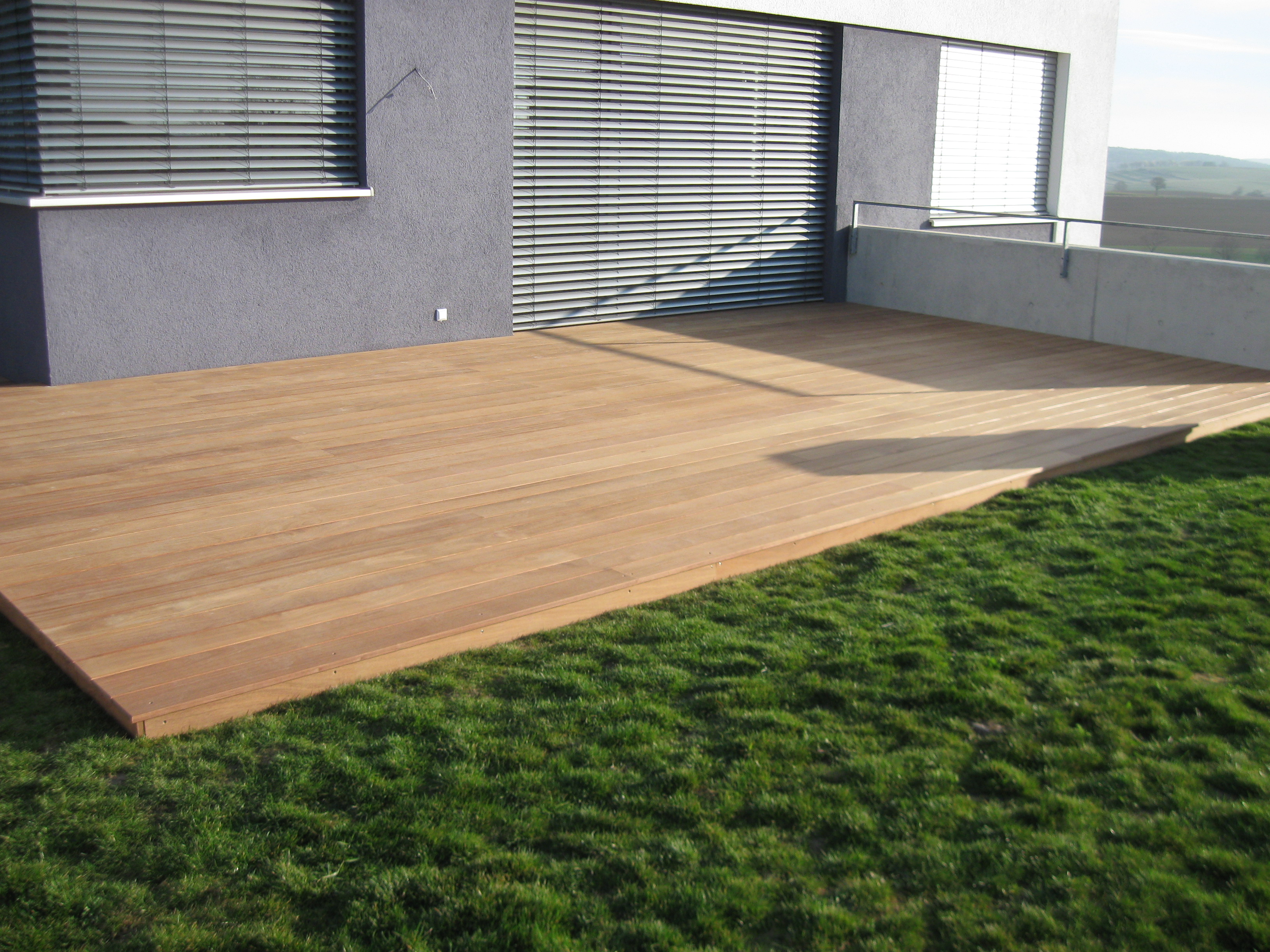 Basralocus Terrassendielen verlegt am Pool