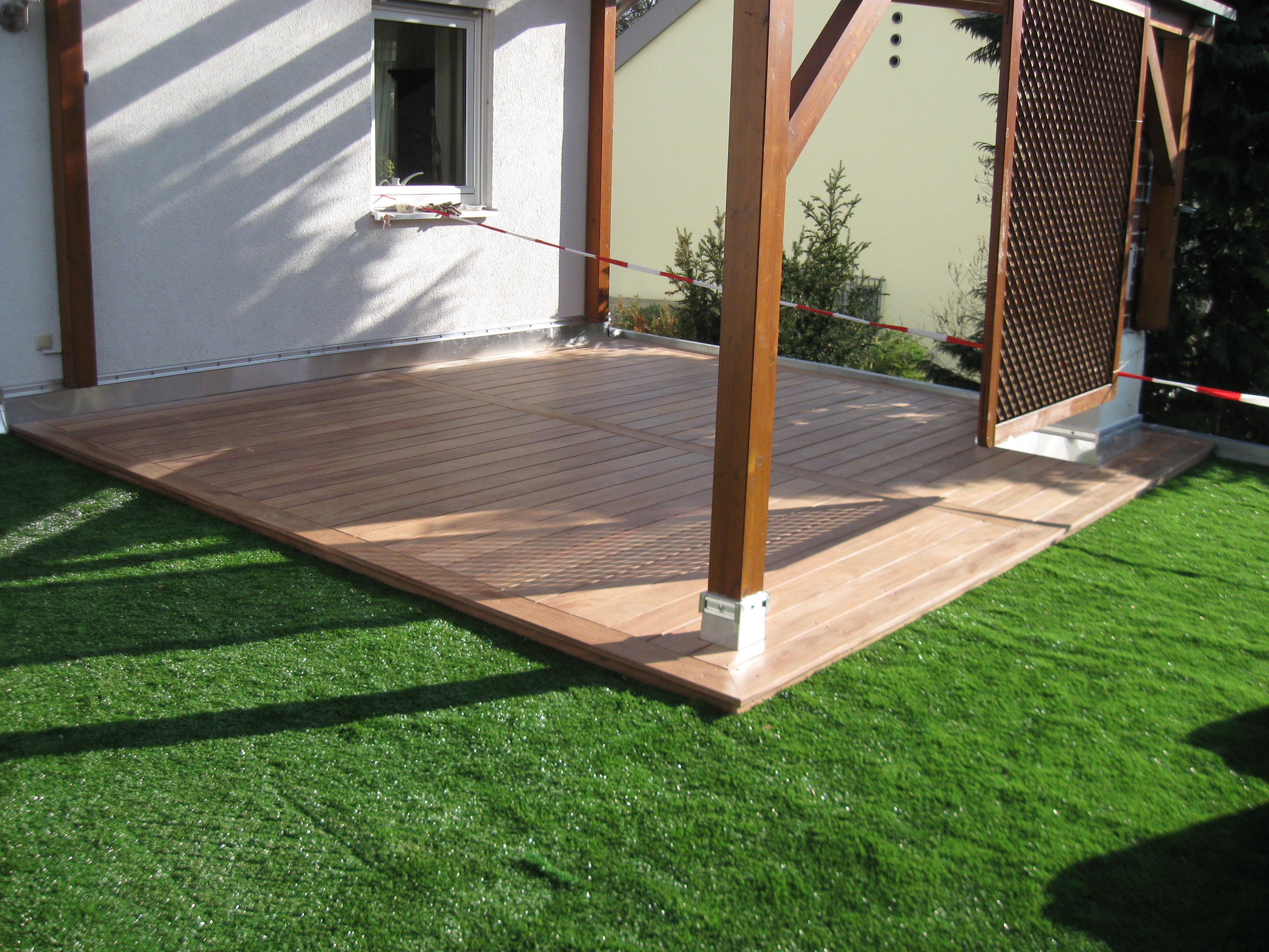 Basralocus Terrassendielen verlegt im Garten