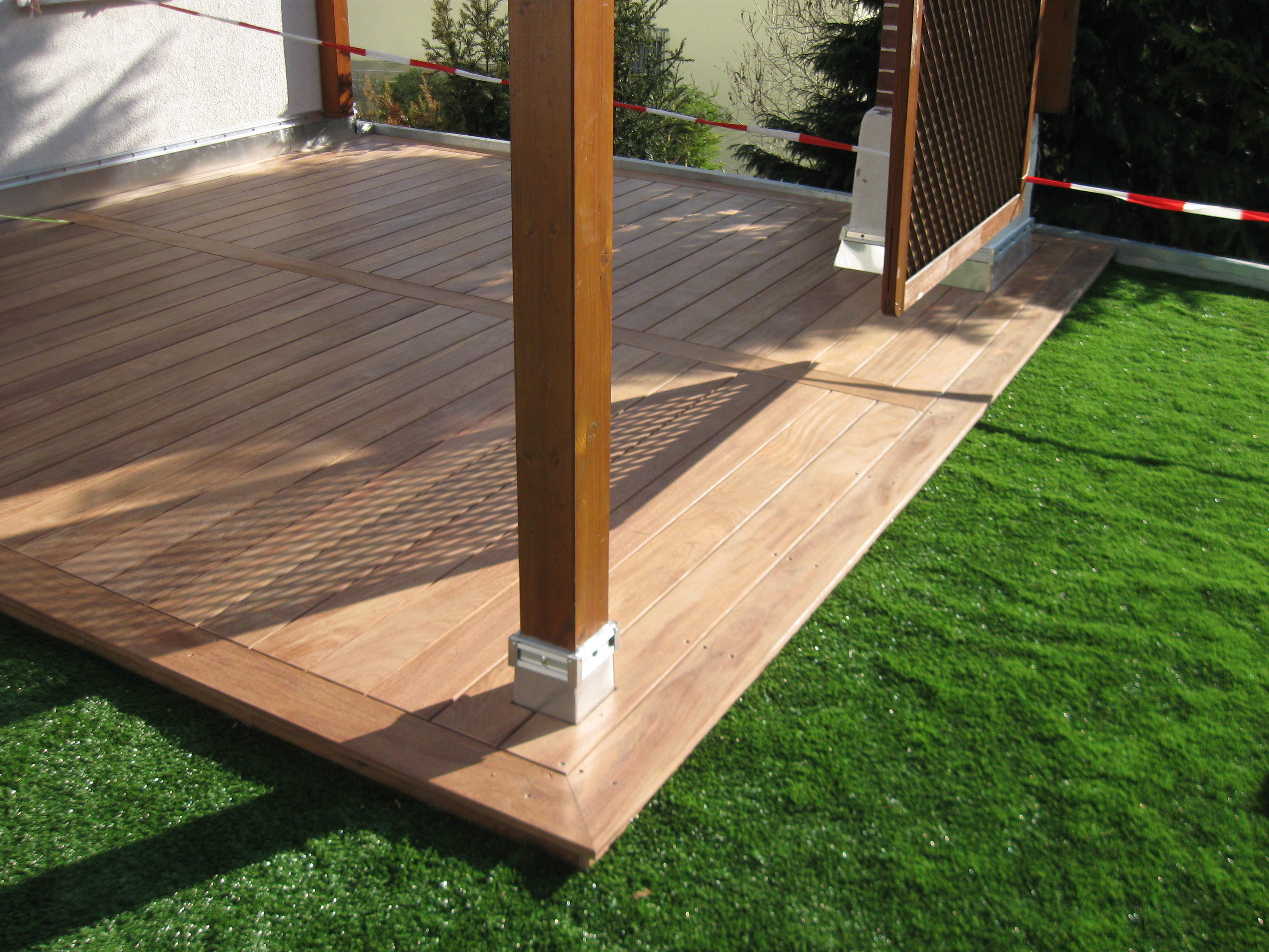 Cumaru Terrassendielen verlegt am Haus