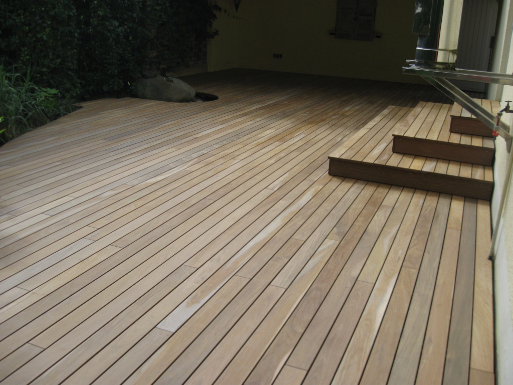 Ipe Terrassendielen verlegt im Garten