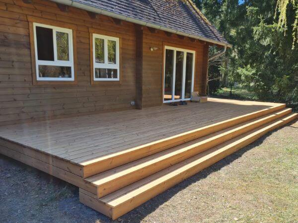 Terrasse aus skandinavischer Thermokiefer