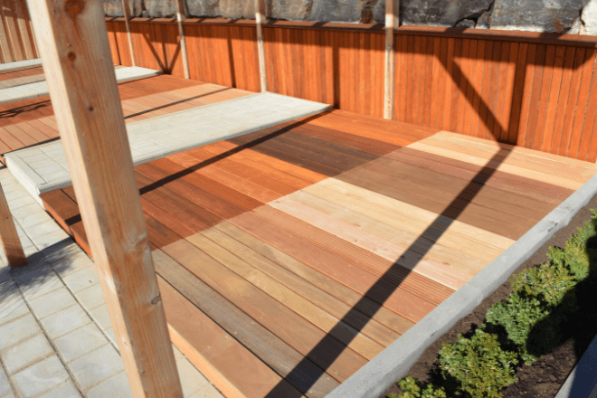 Terrassendielen mit unterschiedlichen Holzfarben im Ursprungszustand