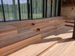 fertige terrasse mit Sitz-und Gehstufen