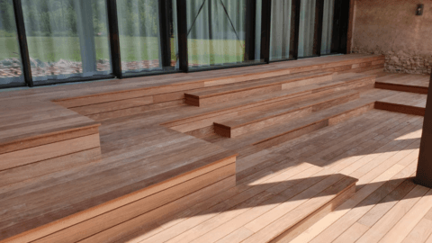 Fertige Cumaru Terrasse mit Sitz- und Gehstufe