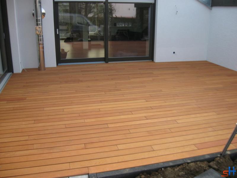 Terrassenparkett aus kurzen Dielen im wilden Verband